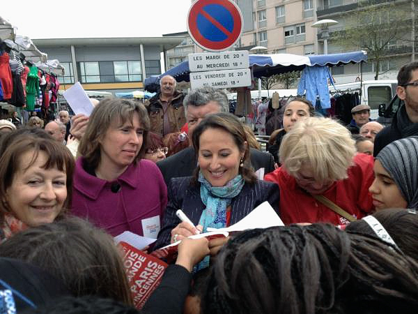 Ségolène Royal en visite à Sartouville signe des autographes - © N. Gaborit